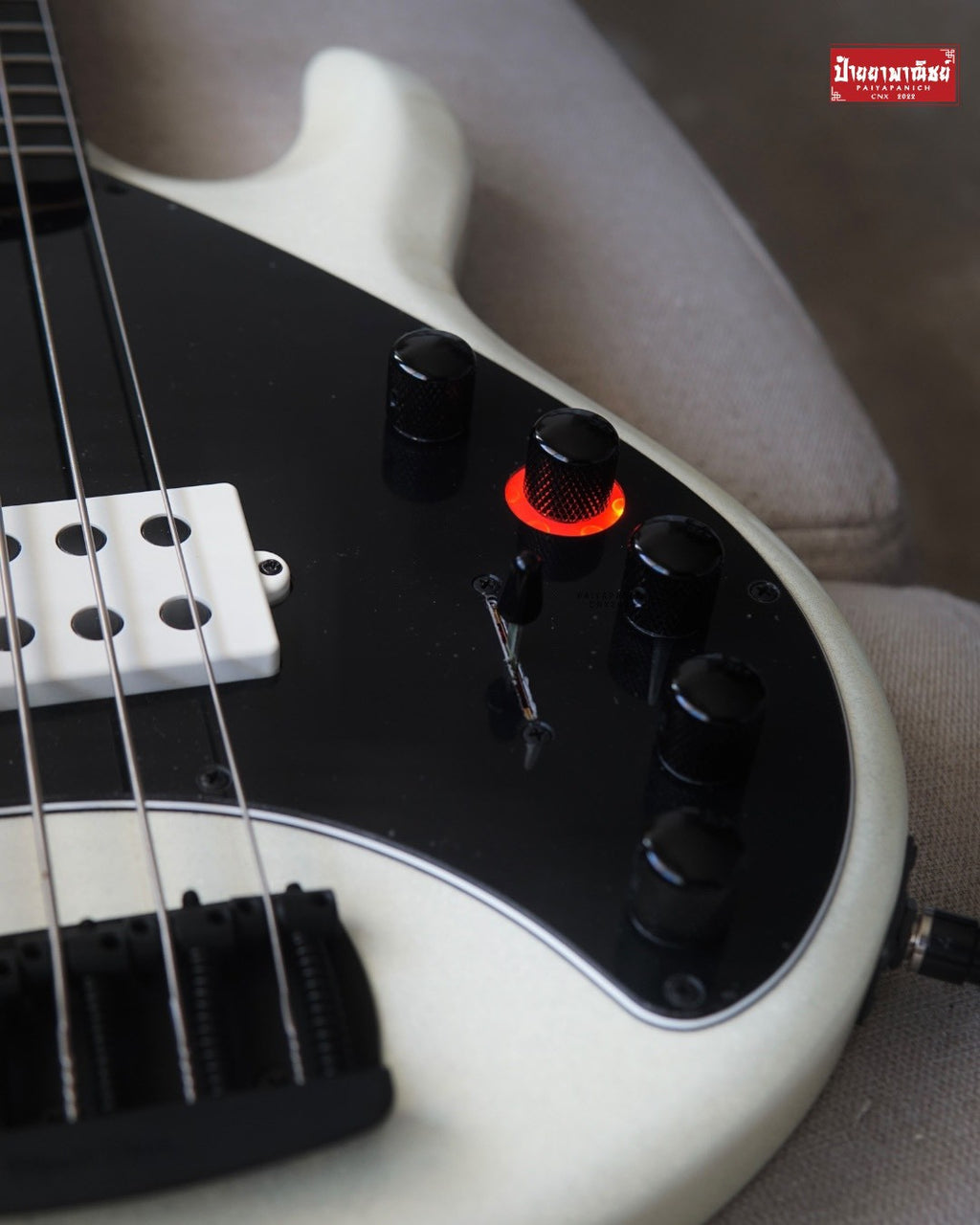 (Used) Ernie Ball Music Man DarkRay 5 White Sparkle Limited No.3/100