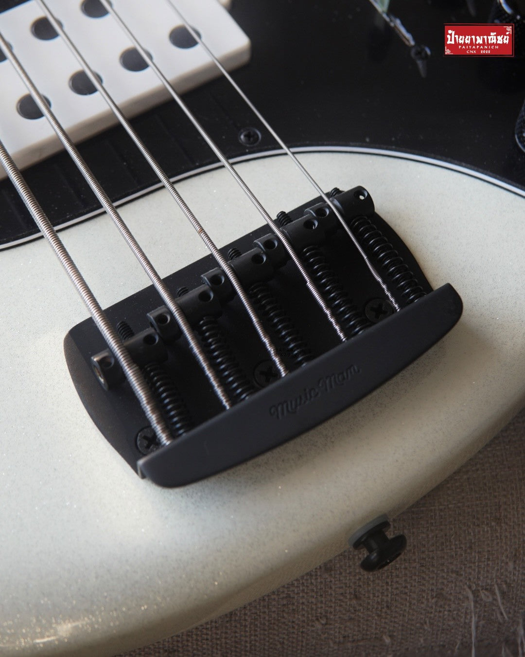 (Used) Ernie Ball Music Man DarkRay 5 White Sparkle Limited No.3/100