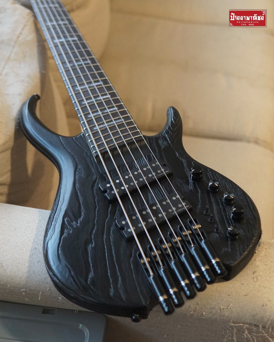 (Used) Sire Marcus Miller M6 6-String Headless Black