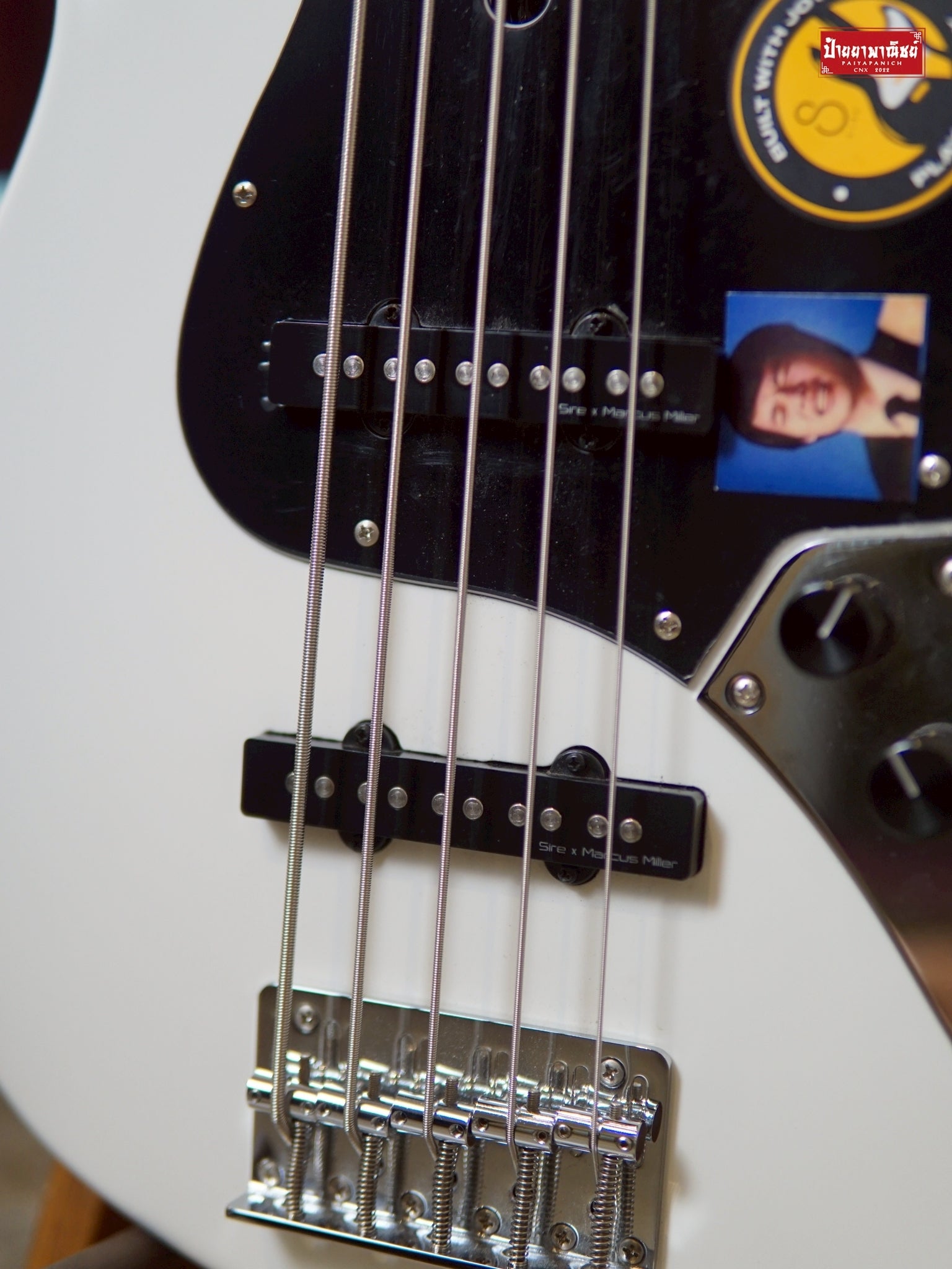 (USED) Sire Marcus Miller V3 5-String Antique White with Sadowsky Onboard Bass Preamp