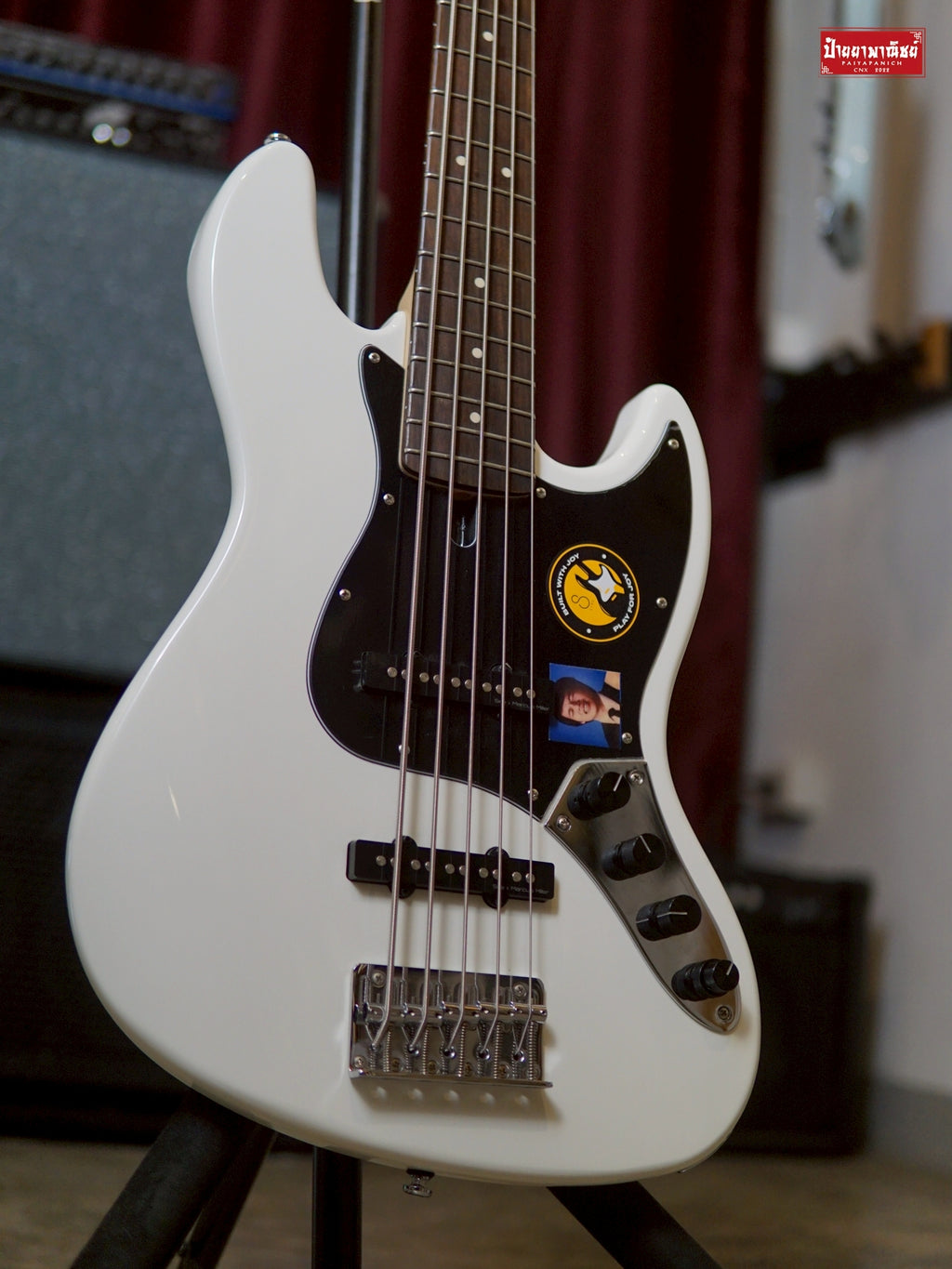 (USED) Sire Marcus Miller V3 5-String Antique White with Sadowsky Onboard Bass Preamp