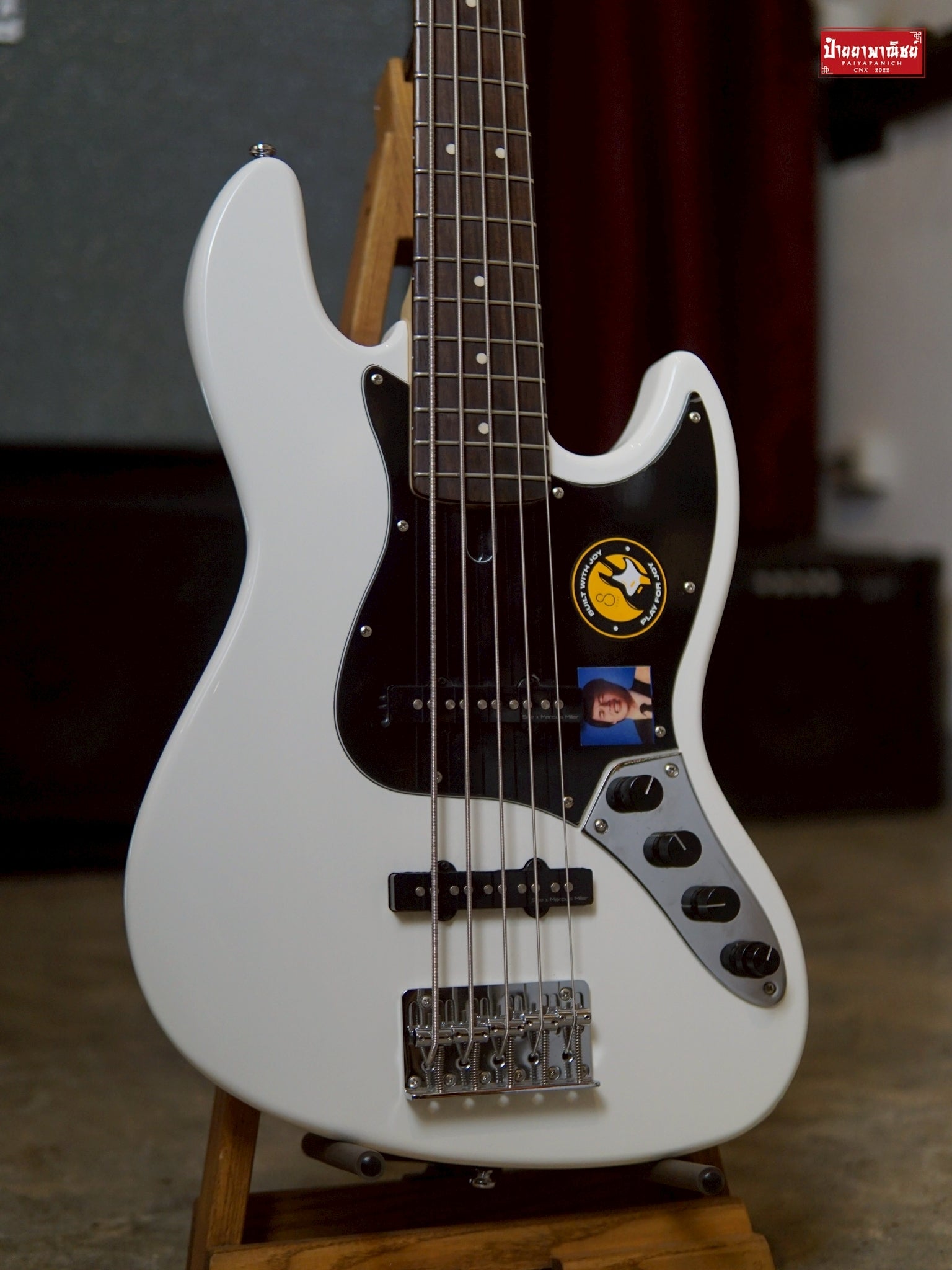 (USED) Sire Marcus Miller V3 5-String Antique White with Sadowsky Onboard Bass Preamp