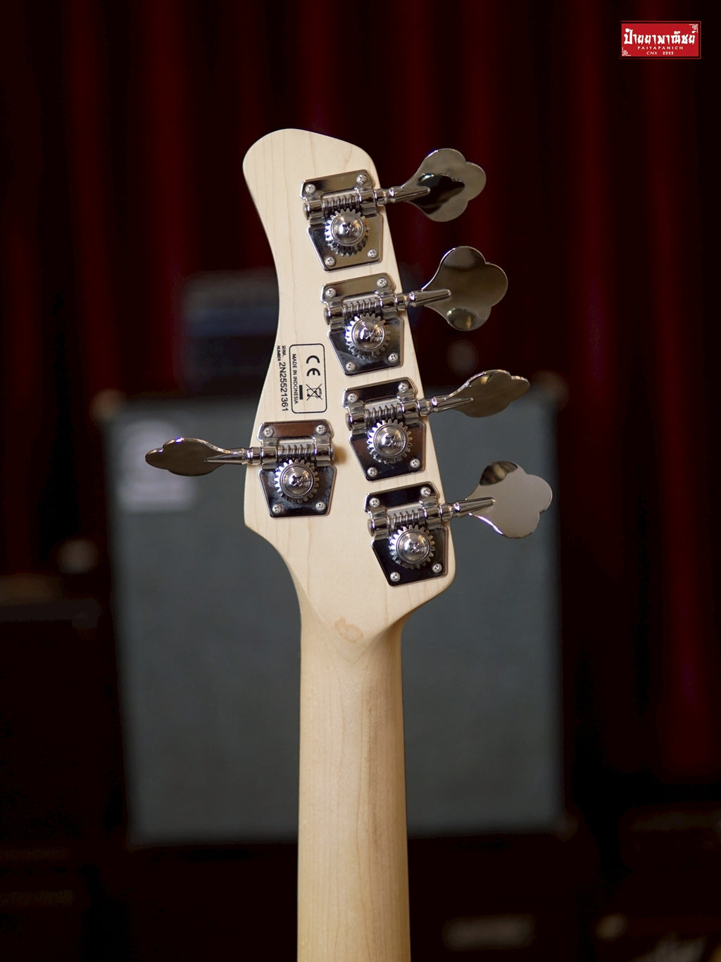 (USED) Sire Marcus Miller V3 5-String Antique White with Sadowsky Onboard Bass Preamp
