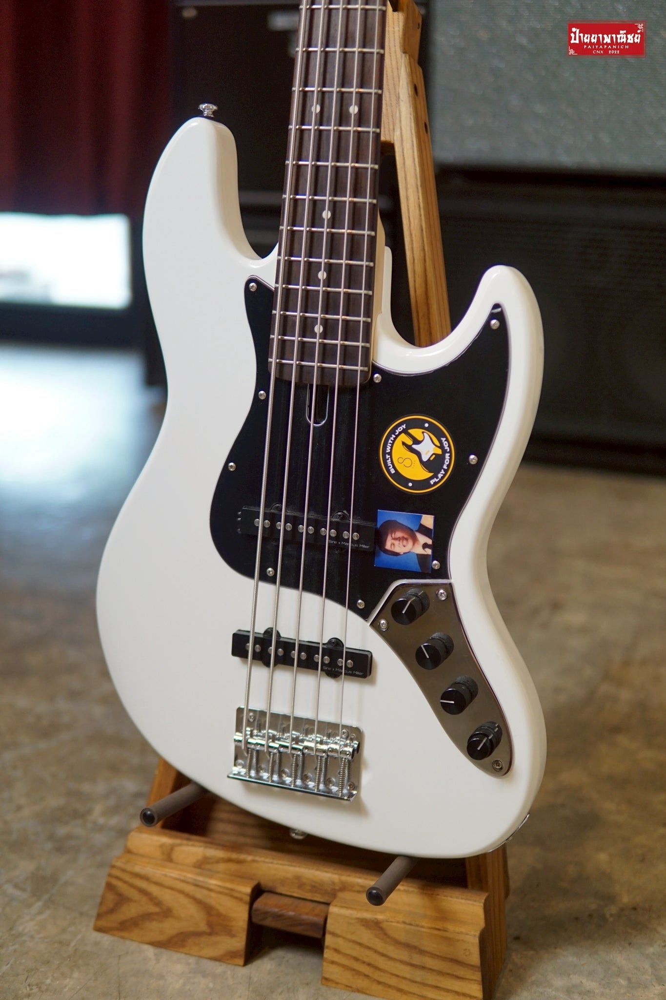 (USED) Sire Marcus Miller V3 5-String Antique White with Sadowsky Onboard Bass Preamp